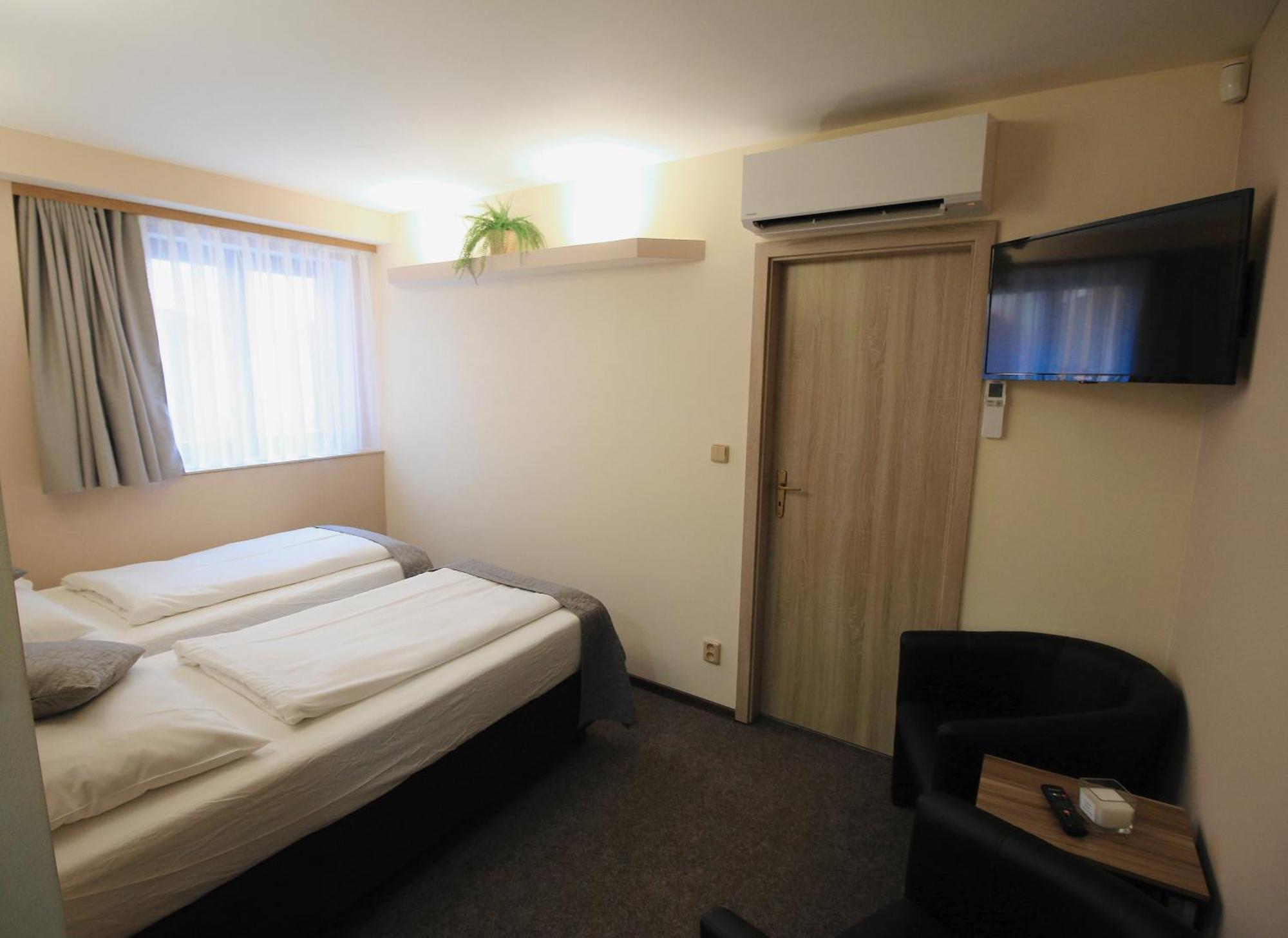 U Admirala Hotel Kladno Buitenkant foto