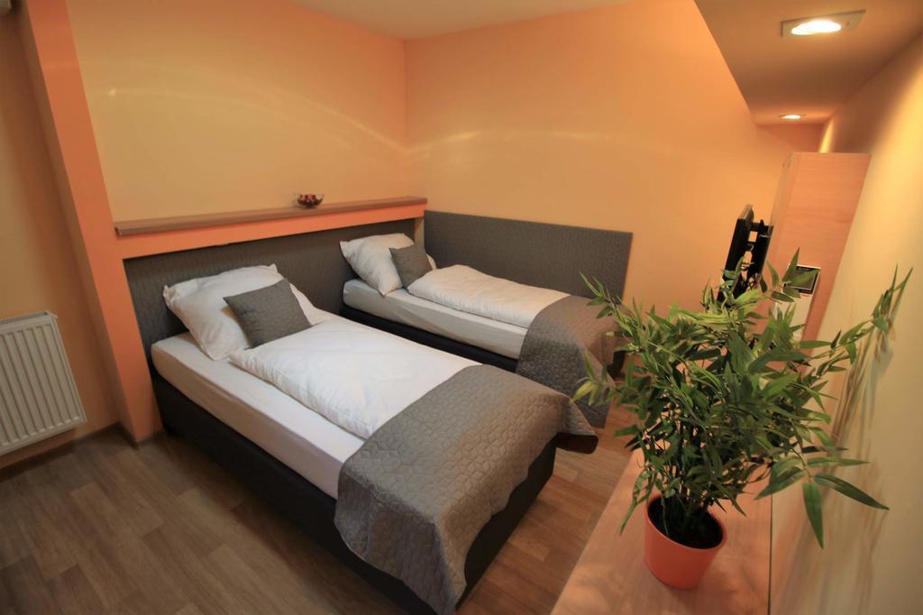 U Admirala Hotel Kladno Buitenkant foto