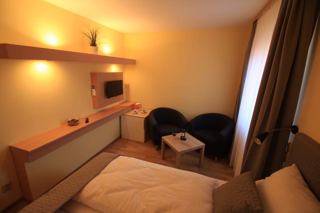 U Admirala Hotel Kladno Buitenkant foto